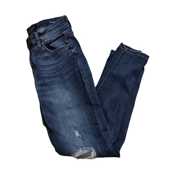 Judy Blue Women's 3/26 Distressed Destroyed Medium Wash Boyfriend Fit Jeans - Picture 1 of 7